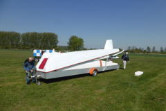 Segelflug_Linkenheim-DG100-Aufbau-noch-im-Haenger