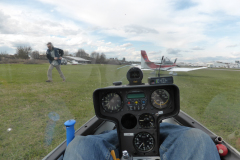 Segelflug_eifriger-Helfer-fuer-F-Schlepp-Start-der-DG100