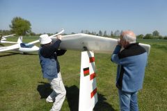 Segelflug_DG-100-Aufbau-Ansetzen-Hoehenleitwerk