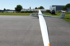 Segelflug_Nimbus-am-Start-Asphaltpiste-16