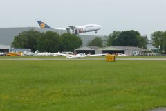 Segelflug_Twin-auf-Asphalt-gelandet-mit-747-im-Hintergrund