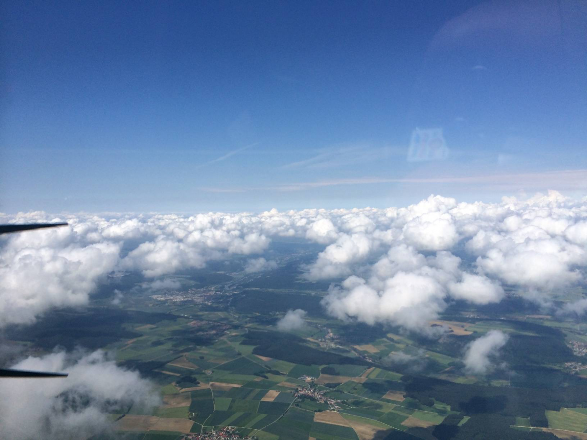 Luftbild_Motorflug_ueber_den_Wolken