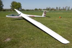 Segelflug_DG-100-vorm-Start-in-Linkenheim-EDRI